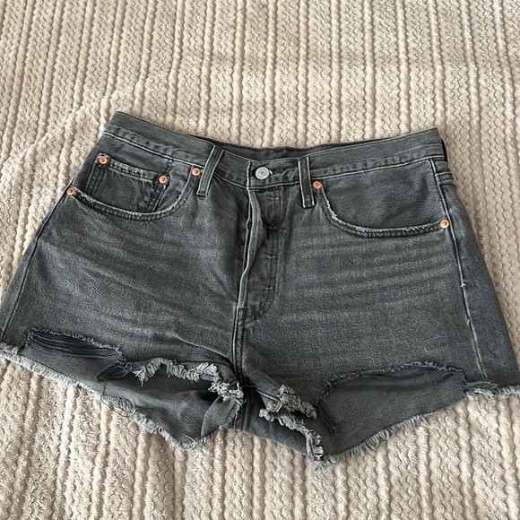 Levi’s High Rise Shorts - Picture 5 of 7
